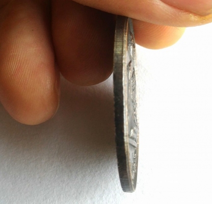 หลวงพ่อคูณ วัดบ้านไร่ รุ่นสร้างบารมี ๒๕๑๙ มีจารยันต์ด้านหน้าและด้านหลัง ตอกโค๊ตใต้ฐาน เนื้อนวะสวยๆ