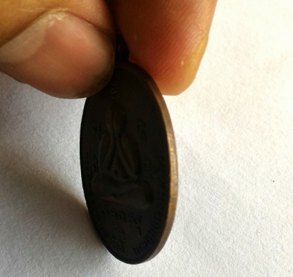 หลวงพ่อสาคร วัดหนองกรับ จ.ระยอง ด้านปิดตาที่ระลึกฉลองสมณศักดิ์ ด้านหลังยันต์ตำหรับหลวงปู่ทิม วัดระหารไร่ ผู้เป็นพระอาจารย์ท่าน