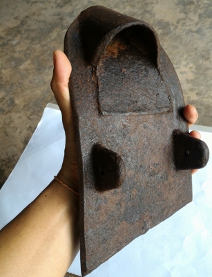 ผานไถนา เนื้อโลหะหล่อเก่า มี 2 ห่วง ใช้ยึดติดกับคันไถเดียว หายากมากๆ ครับ ถือว่าเป็นของมงคล มักนำไปหลอมผสมกับโลหะอื่นในการสร้างพระเครื่อง