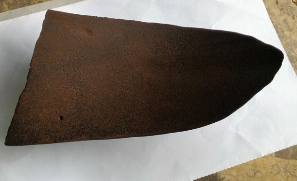 ผานไถนา เนื้อโลหะหล่อเก่า มี 2 ห่วง ใช้ยึดติดกับคันไถเดียว หายากมากๆ ครับ ถือว่าเป็นของมงคล มักนำไปหลอมผสมกับโลหะอื่นในการสร้างพระเครื่อง