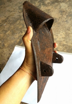 ผานไถนา เนื้อโลหะหล่อเก่า มี 2 ห่วง ใช้ยึดติดกับคันไถเดียว หายากมากๆ ครับ ถือว่าเป็นของมงคล มักนำไปหลอมผสมกับโลหะอื่นในการสร้างพระเครื่อง