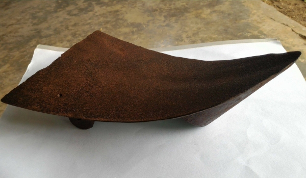 ผานไถนา เนื้อโลหะหล่อเก่า มี 2 ห่วง ใช้ยึดติดกับคันไถเดียว หายากมากๆ ครับ ถือว่าเป็นของมงคล มักนำไปหลอมผสมกับโลหะอื่นในการสร้างพระเครื่อง