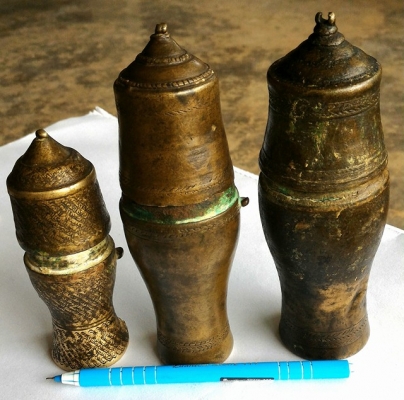 เต้าปูนทองเหลืองและผสมเงินบางตัว ใช้แล้วงามธรรมชาติ ขนาดใหญ่ไปหาเล็กยกชุด 6 ตัว เป็นของเก่าโบราณแท้หายากแล้วครับ