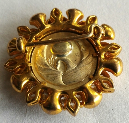 เข็มกลัดประดับเพชร 100ปี คุณนกยูง เนื้อโลหะเงินและนากขัดเงาพิเศษ รูปทรงดอกบัวบาน