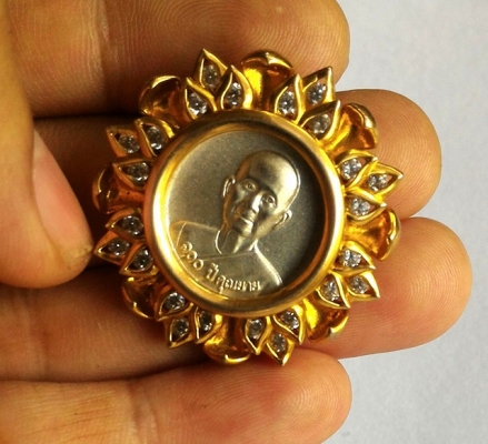 เข็มกลัดประดับเพชร 100ปี คุณนกยูง เนื้อโลหะเงินและนากขัดเงาพิเศษ รูปทรงดอกบัวบาน