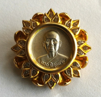 เข็มกลัดประดับเพชร 100ปี คุณนกยูง เนื้อโลหะเงินและนากขัดเงาพิเศษ รูปทรงดอกบัวบาน