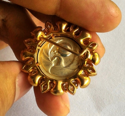 เข็มกลัดประดับเพชร 100ปี คุณนกยูง เนื้อโลหะเงินและนากขัดเงาพิเศษ รูปทรงดอกบัวบาน