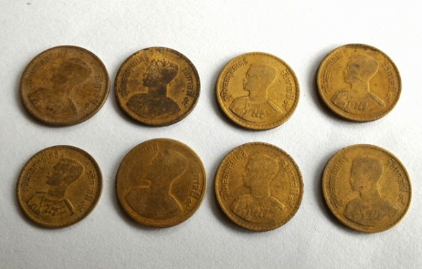 เหรียญห้าสิบสตางค์และเหรียญยี่สิบห้าสตางค์ ปี 2500 หายากแล้ว ปล่อยรวมเป็นชุดครับ