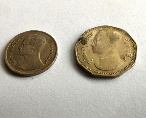 เหรียญครุฑห้าเหลี่ยม ห้าบาทปี 2515 และเหรียญหนึ่งบาทปี 2520 เก่าเก็บ ยุคต้นๆ ปล่อยรวมกัน