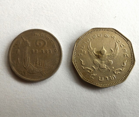 เหรียญครุฑห้าเหลี่ยม ห้าบาทปี 2515 และเหรียญหนึ่งบาทปี 2520 เก่าเก็บ ยุคต้นๆ ปล่อยรวมกัน