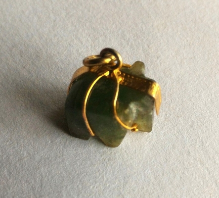 จี้ช้าง แกะจากหินหยกแท้ หุ้มทอง งานศิลปะยุคเก่า เสริมดวง เสริมมงคลให้ผู้ที่สวมใส่ดูมีบารมีและสง่างาม