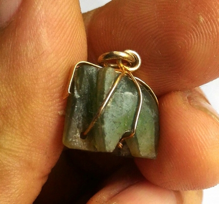 จี้ช้าง แกะจากหินหยกแท้ หุ้มทอง งานศิลปะยุคเก่า เสริมดวง เสริมมงคลให้ผู้ที่สวมใส่ดูมีบารมีและสง่างาม