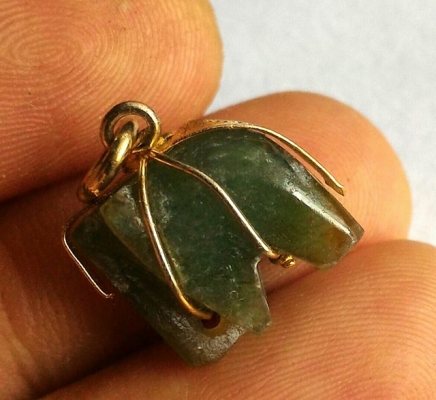 จี้ช้าง แกะจากหินหยกแท้ หุ้มทอง งานศิลปะยุคเก่า เสริมดวง เสริมมงคลให้ผู้ที่สวมใส่ดูมีบารมีและสง่างาม