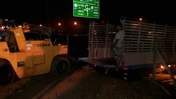 ดึก ดื่นแค่ไหน tractor-backhoe  จัดส่งให้ครับ ขอบคุณลูกค้ามาครับ อุดหนุน รถบดล้อยาง ไปใช้ที่จันทบุรี