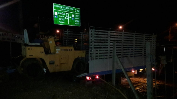 ดึก ดื่นแค่ไหน tractor-backhoe  จัดส่งให้ครับ ขอบคุณลูกค้ามาครับ อุดหนุน รถบดล้อยาง ไปใช้ที่จันทบุรี