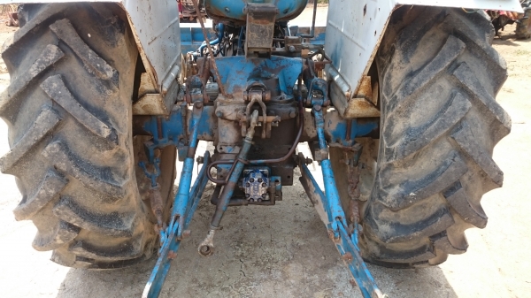 ขายรถไถฟอร์ด รวงข้าว 4 สูบ  พร้อมผานดันหน้า ผาน7