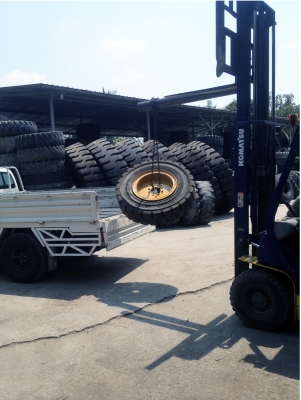 ขายถูก..ยางตัน+กะทะล้อ รถตัก KOMATSU 507