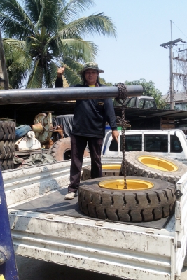 ขายถูก..ยางตัน+กะทะล้อ รถตัก KOMATSU 507