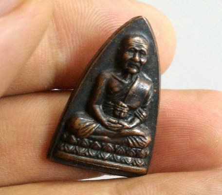 หลวงปู่ทวด พิมพ์เตารีด หลังตอกโค๊ต หมายเลขไทย พระสวยมากๆ ควรค่าแก่การสะสม