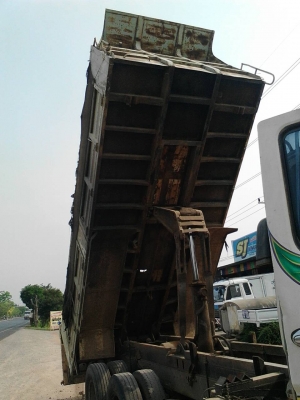 ขายกะบะเหล็ก 10ล้อดั้ม สภาพดี สีไม่สวย (ถอดลงจาก  มิตซูไอ้หลง) ยาว6ม.พร้อม กระบอกดั้มและอุปกรณ์  ราคา95,000 บาท ศุภากร 081-1903107, 081-4252943