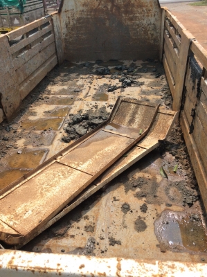 ขายกะบะเหล็ก 10ล้อดั้ม สภาพดี สีไม่สวย (ถอดลงจาก  มิตซูไอ้หลง) ยาว6ม.พร้อม กระบอกดั้มและอุปกรณ์  ราคา95,000 บาท ศุภากร 081-1903107, 081-4252943