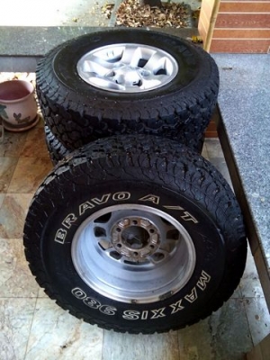 ยางmaxxis AT 980 ขนาด 31x10.5R15 ปี13พร้อมแม๊กซ์ 4x4แท้ของTOYOTA