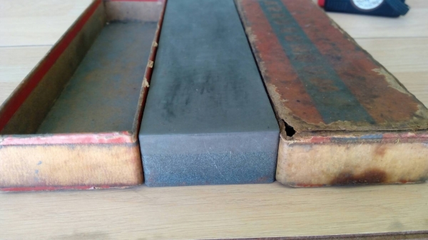 ขายหินลับมีดตราคนป่า Made in England.รุ่นเก่ามากๆ