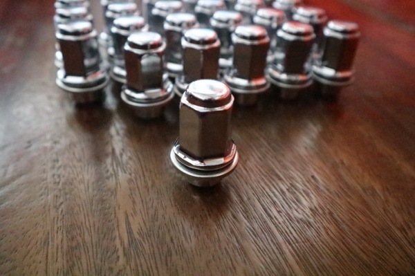 น็อตล้อ toyota แท้ศูนย์ ถอดรถป้ายแดง 24 ตัว 750 น็อตสวยไม่มีบิ่นไม่มีสนิมเกรียวดีทุกตัวค่ะ