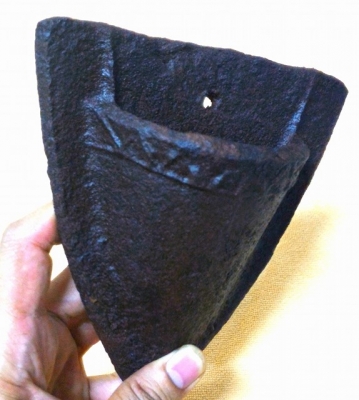 ผานไถนาตัวที1 มีลวดลายสลับฟันปลาบนโค้ง เนื้อโลหะหล่อเก่า มี 2 ตอน ใช้ยึดติดกับคันไถ หนักมาก หายากครับ ถือว่าเป็นของมงคล มักนำไปหลอมสร้างพระเครื่อง