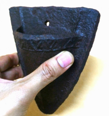 ผานไถนาตัวที1 มีลวดลายสลับฟันปลาบนโค้ง เนื้อโลหะหล่อเก่า มี 2 ตอน ใช้ยึดติดกับคันไถ หนักมาก หายากครับ ถือว่าเป็นของมงคล มักนำไปหลอมสร้างพระเครื่อง