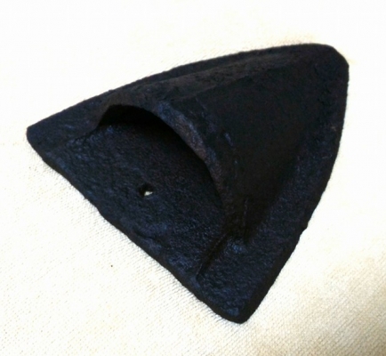 ผานไถนาตัวที1 มีลวดลายสลับฟันปลาบนโค้ง เนื้อโลหะหล่อเก่า มี 2 ตอน ใช้ยึดติดกับคันไถ หนักมาก หายากครับ ถือว่าเป็นของมงคล มักนำไปหลอมสร้างพระเครื่อง