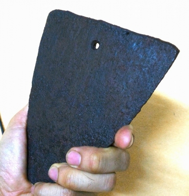 ผานไถนาตัวที1 มีลวดลายสลับฟันปลาบนโค้ง เนื้อโลหะหล่อเก่า มี 2 ตอน ใช้ยึดติดกับคันไถ หนักมาก หายากครับ ถือว่าเป็นของมงคล มักนำไปหลอมสร้างพระเครื่อง