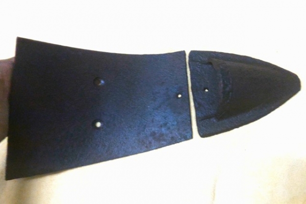 ผานไถนาตัวที1 มีลวดลายสลับฟันปลาบนโค้ง เนื้อโลหะหล่อเก่า มี 2 ตอน ใช้ยึดติดกับคันไถ หนักมาก หายากครับ ถือว่าเป็นของมงคล มักนำไปหลอมสร้างพระเครื่อง