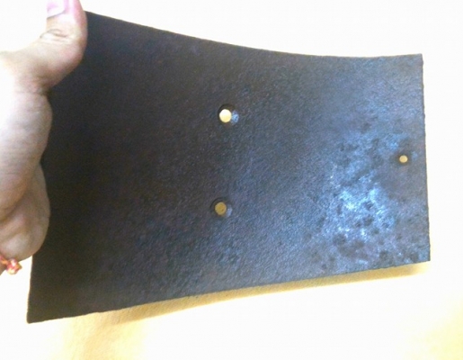 ผานไถนาตัวที1 มีลวดลายสลับฟันปลาบนโค้ง เนื้อโลหะหล่อเก่า มี 2 ตอน ใช้ยึดติดกับคันไถ หนักมาก หายากครับ ถือว่าเป็นของมงคล มักนำไปหลอมสร้างพระเครื่อง