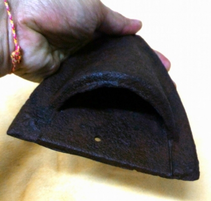 ผานไถนาตัวที2 ตราดาวนูนมุมบนซ้าย เนื้อโลหะหล่อเก่า มี 2 ตอน ใช้ยึดติดกับคันไถ หนักมาก หายากครับ ถือว่าเป็นของมงคล มักนำไปหลอมสร้างพระเครื่อง