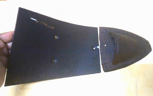 ผานไถนาตัวที2 ตราดาวนูนมุมบนซ้าย เนื้อโลหะหล่อเก่า มี 2 ตอน ใช้ยึดติดกับคันไถ หนักมาก หายากครับ ถือว่าเป็นของมงคล มักนำไปหลอมสร้างพระเครื่อง