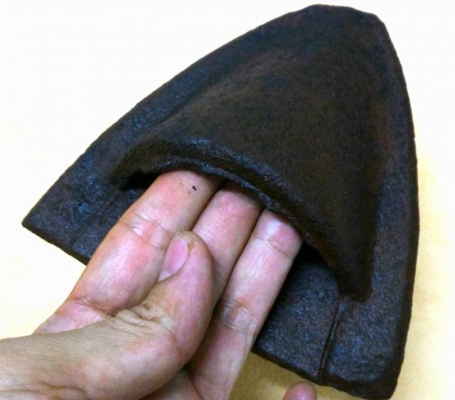 ผานไถนาตัวที2 ตราดาวนูนมุมบนซ้าย เนื้อโลหะหล่อเก่า มี 2 ตอน ใช้ยึดติดกับคันไถ หนักมาก หายากครับ ถือว่าเป็นของมงคล มักนำไปหลอมสร้างพระเครื่อง