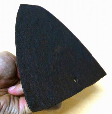 ผานไถนาตัวที2 ตราดาวนูนมุมบนซ้าย เนื้อโลหะหล่อเก่า มี 2 ตอน ใช้ยึดติดกับคันไถ หนักมาก หายากครับ ถือว่าเป็นของมงคล มักนำไปหลอมสร้างพระเครื่อง