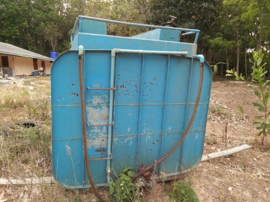 ขายแท็งค์น้ำยางของรถ 6 ล้อขนาดบรรจุ 9000 ลิตร ให้ถังใส่น้ำยาแอมโมเนียขนาด 200 ลิตร 2 ถัง ราคา 65000