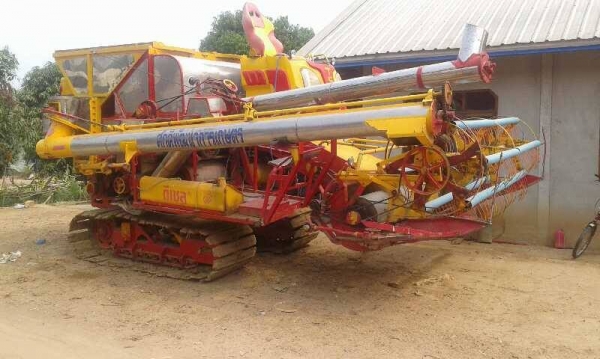 ขายรถเกี่ยวข้าวศักดิ์พัฒนา เครื่องอีซูซุ2106HH1 ช่วงล่างดี เครื่องแน่นโซ่ใหม่ สภาพพร้อมใช้งาน