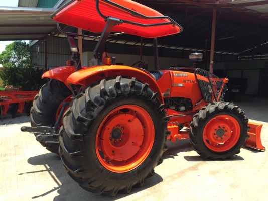 ขายรถไถ Kubota M7040 (4WD) พร้อมดันหน้า ผานบุกเบิกช้าง รถพร้อมใช้งานครับ
