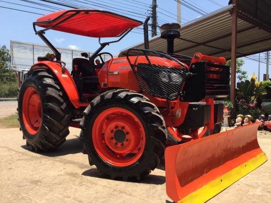 ขายรถไถ Kubota M7040 (4WD) พร้อมดันหน้า ผานบุกเบิกช้าง รถพร้อมใช้งานครับ