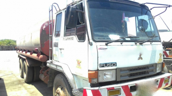 รถมิตซู 10 ล้อ บรรทุกน้ำมัน FN527 เปลื่ยนเครื่อง 225  แรงม้า.  ( ขาย แม่ , ลูก. )      สนใจติดต่อ  081 - 6079515