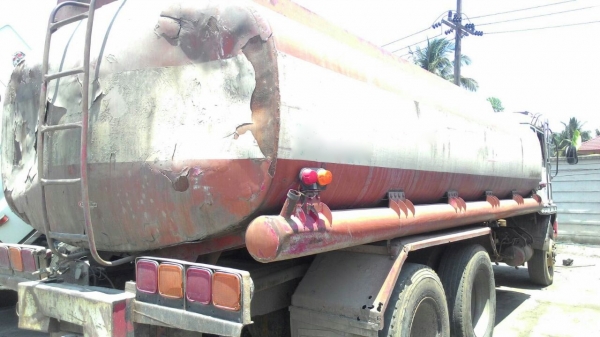 รถมิตซู 10 ล้อ บรรทุกน้ำมัน FN527 เปลื่ยนเครื่อง 225  แรงม้า.  ( ขาย แม่ , ลูก. )      สนใจติดต่อ  081 - 6079515