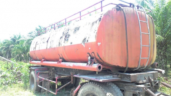 รถมิตซู 10 ล้อ บรรทุกน้ำมัน FN527 เปลื่ยนเครื่อง 225  แรงม้า.  ( ขาย แม่ , ลูก. )      สนใจติดต่อ  081 - 6079515