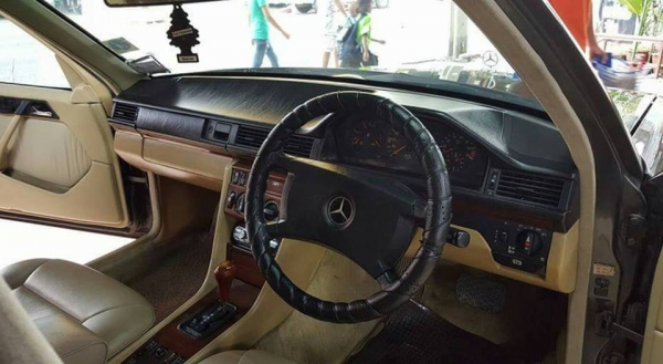 MERCEDES-BENZ E-CLASS 300E 3.0  วิ่ง 9x,xxx KM