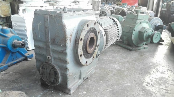 มอเตอร์เกียร์ Sew Eurodrive 3 HP 380V ทด 1:41 ความเร็วรอบ 34 RPM. สภาพใหม่วิ่งเงียบพร้อมใช้มาเทสก่อนได้.