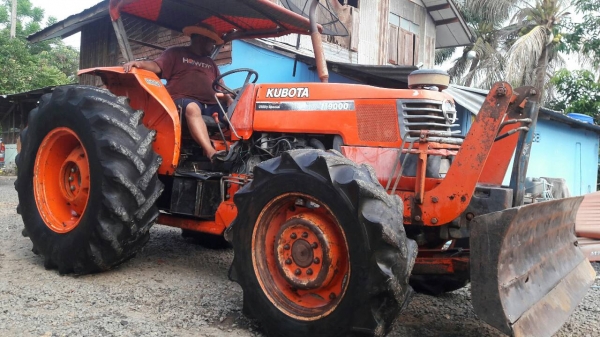 ขายรถไถM 9000 พร้อมอุปกรณ์ 4 อย่าง ต่อรอง เครื่อง เกียร์ ไฮดรอลิกดีเยี่ยม