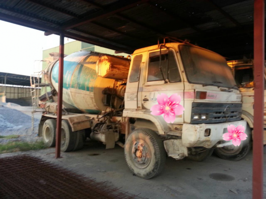 ขายรถบรรทุก 10 ล้อโม่ปูน NISSAN UD 290 แรงม้า 2 คันโม่ 7 คิวรุ่น 250 แแรงม้า 8 คันโม่ 6 คิว ราคา 750000 กับ 700000