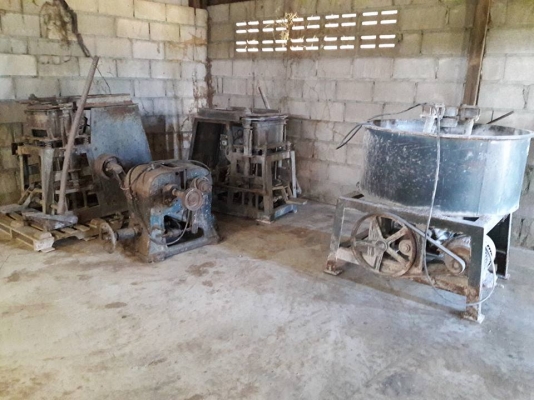 ขายเครื่องอัดอิฐบอก ให้ 2 เครื่อง /2พิม 1 โม่ อุปกรญ์ครบ พร้อมลองให้ดู อุกกรณ์ครบเลย ีแผ่นลองให้เป็น1000 แผ่น